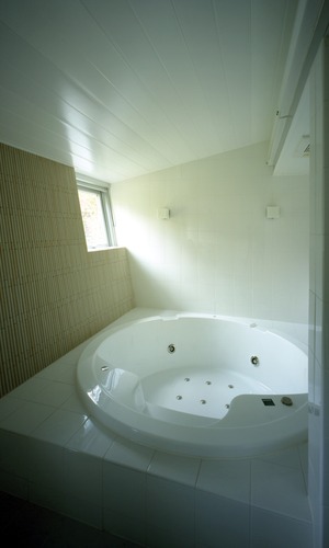 ジャグジーバスでのんびりリラックス。ピクチャーウインドウがアクセント。