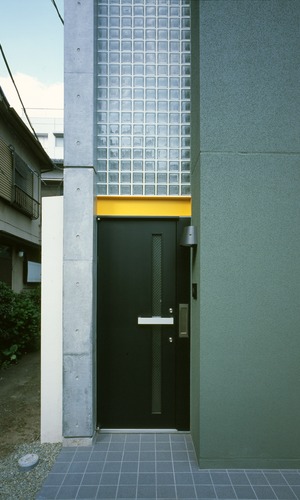 玄関上部のガラスブロックが、玄関を明るくする