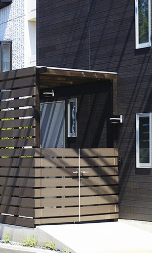 プライバシーに配慮した玄関ファサード