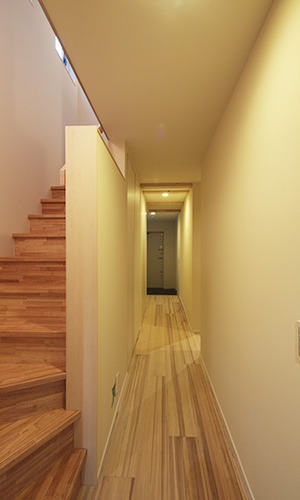 玄関から階段への動線