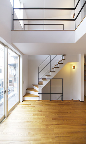 吹き抜けとなっている明るいリビング