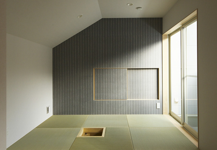 シックな黒い壁が映える明るい茶室