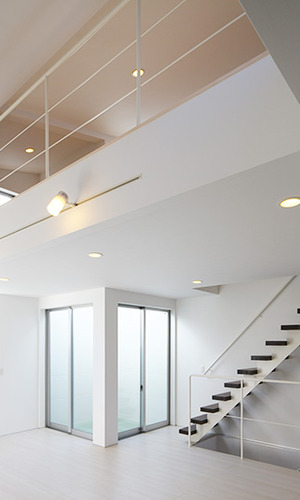 吹き抜けとなっている開放的なリビング