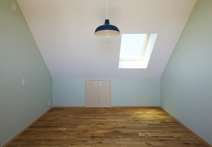 ミントグリーンの壁と天窓のある部屋