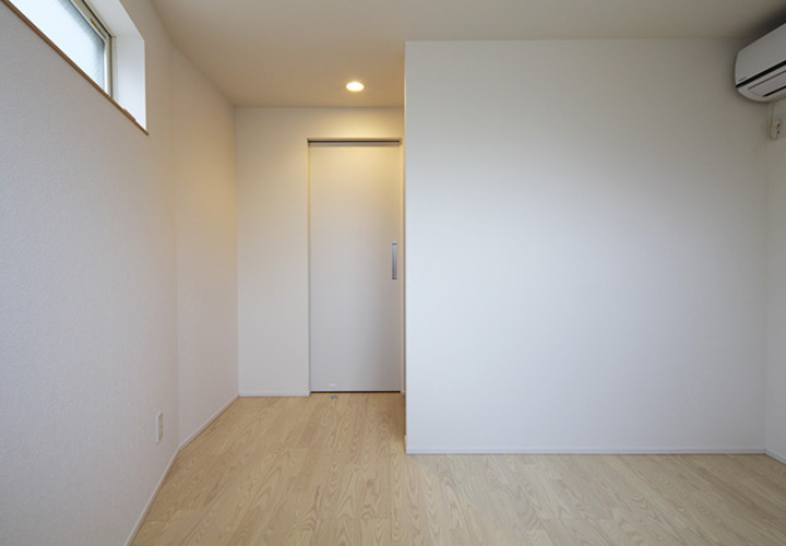 ナチュラルなフローリングと白い壁の部屋