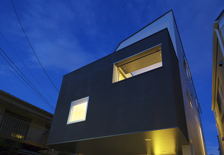 夜にとけ込む外観夜景
