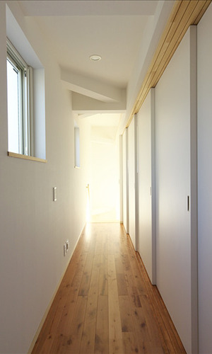 引き戸で廊下と区切る