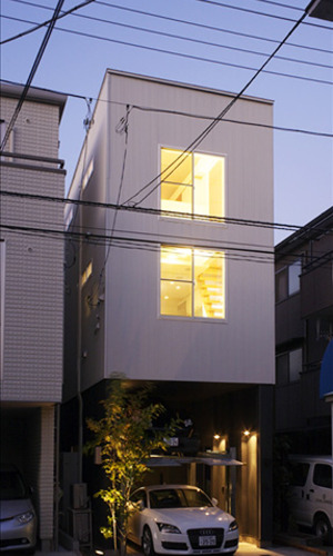 大きな窓からの灯りが彩る外観夜景