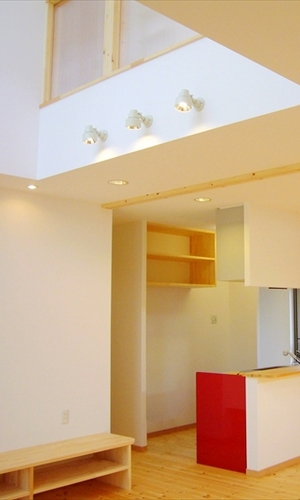 吹き抜けリビングから見たキッチン