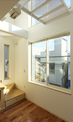 空へ開いた上下の大きな窓により狭さを感じない室内