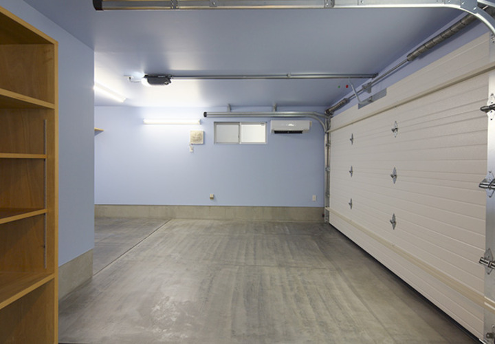 大開口のシャッターを備えたビルトインガレージ