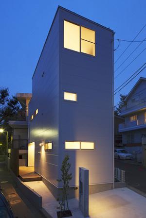 ダブルエントランスを持つ変形敷地の狭小住宅