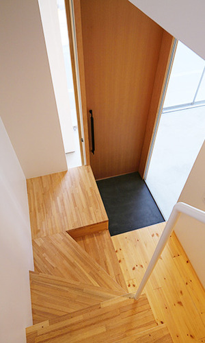 階段上から見た玄関