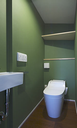 グリーンの壁に癒されるトイレ