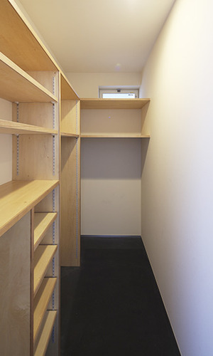 換気窓のある収納スペース