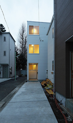 一直線に伸びる玄関アプローチ