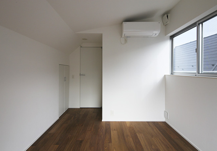 落ち着いたフローリングと白い壁の室内