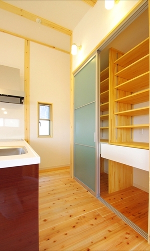 キッチン　造作収納棚