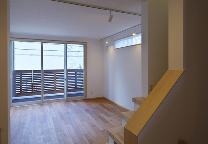 大きな窓とハイサイドライトのある明るい部屋