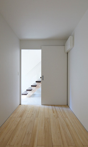白い箱の様なシンプルな部屋