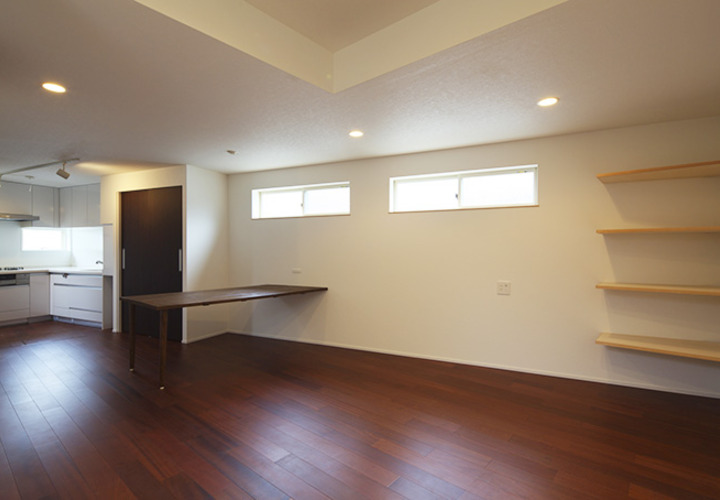 ハイサイドライトから明るい光を取り込むLDK