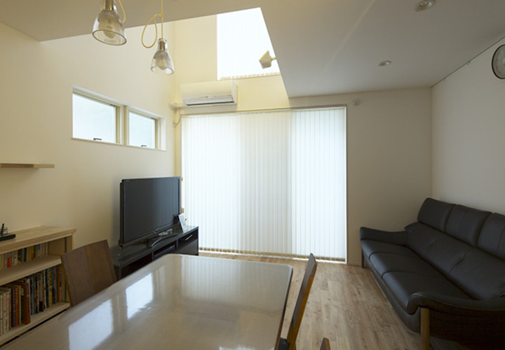 大きな窓と吹抜けにより、狭小ながら開放的なリビング・ダイニング