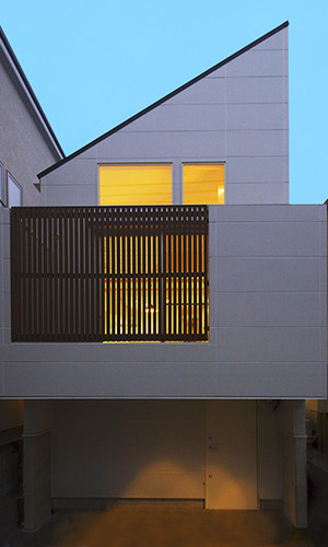 エッジの効いたシンプルでモダンな外観 夜景