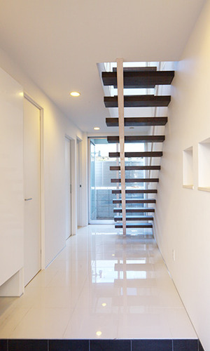 真っ白な廊下をライトコートからの光が通り抜ける