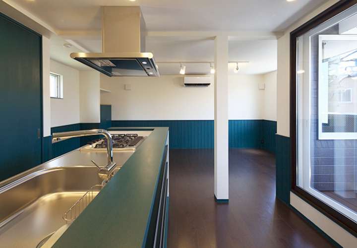 明るい日差しを受けるキッチン