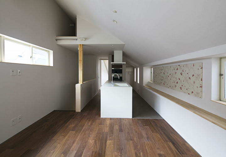 長窓から日差しを取り込む明るいLDK