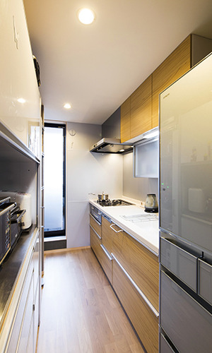 スペースを有効に使った機能的でまとまったキッチン