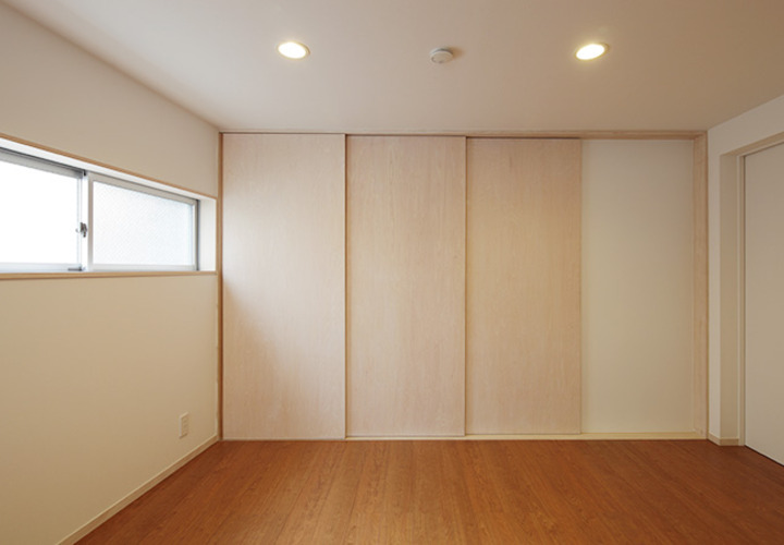 細長い窓からの光を取り込む室内