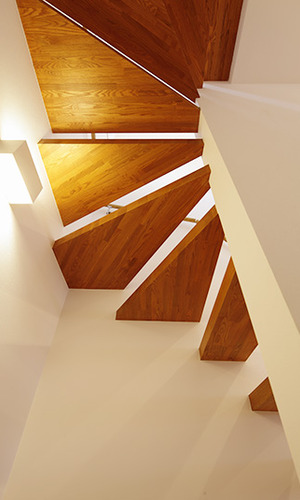 間接照明に美しく照らされる階段