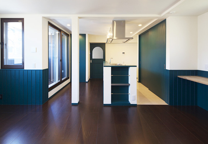 グリーンと深みのあるフローリングを組み合わせた個性的なLDK