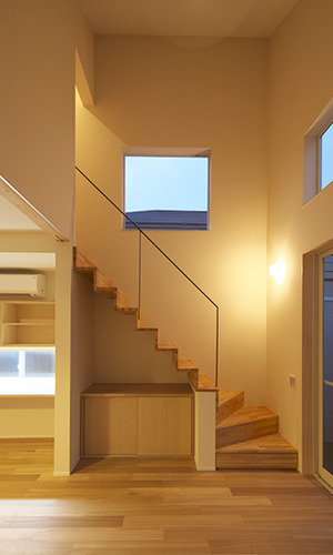 絵画の様なはめ込み窓のあるリビング