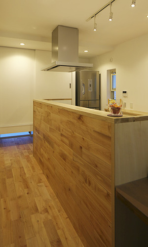 木の板を貼る事で部屋と一体となったキッチン