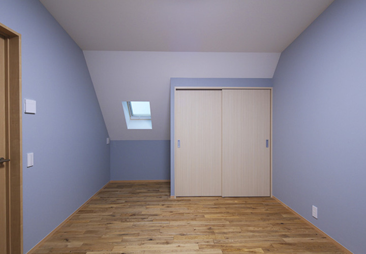 ラベンダーカラーの壁がロマンチックな部屋