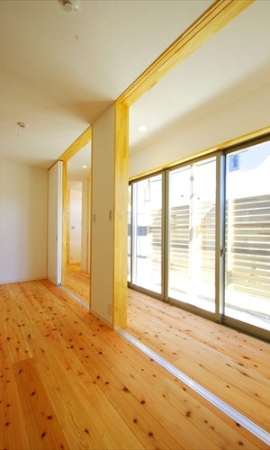 大開口でサービスヤードまで空間が広がるワンルーム