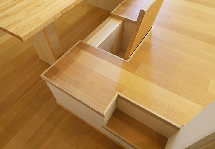 段差を利用した床下収納