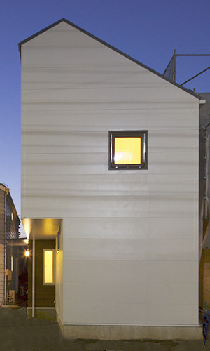 小窓から灯りが漏れる外観夜景