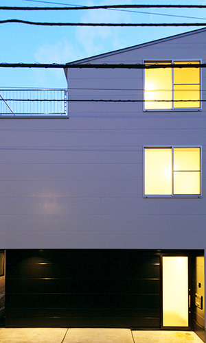 シャープなモノトーンの外観