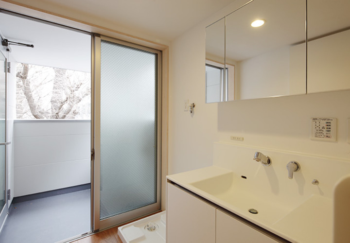 便利な洗面横のバルコニー