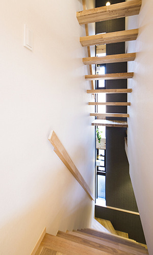 光が通り抜ける階段