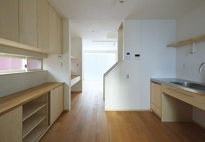 大きな窓からキッチンまで光が通り抜ける