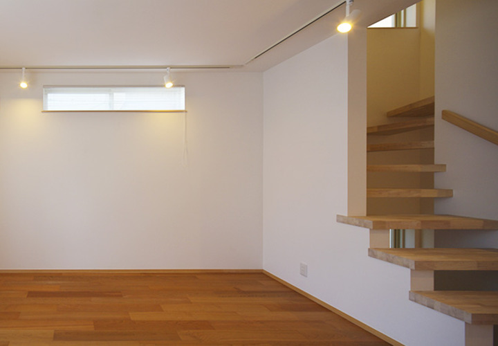 階段と繋ぐ事で開放感のある部屋に