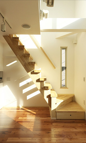 開放感ある吹き抜けと明るい日差しを感じる室内