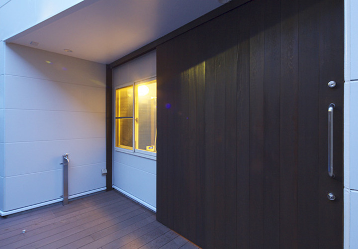 広い間口と幅広の玄関扉が高級感を与える