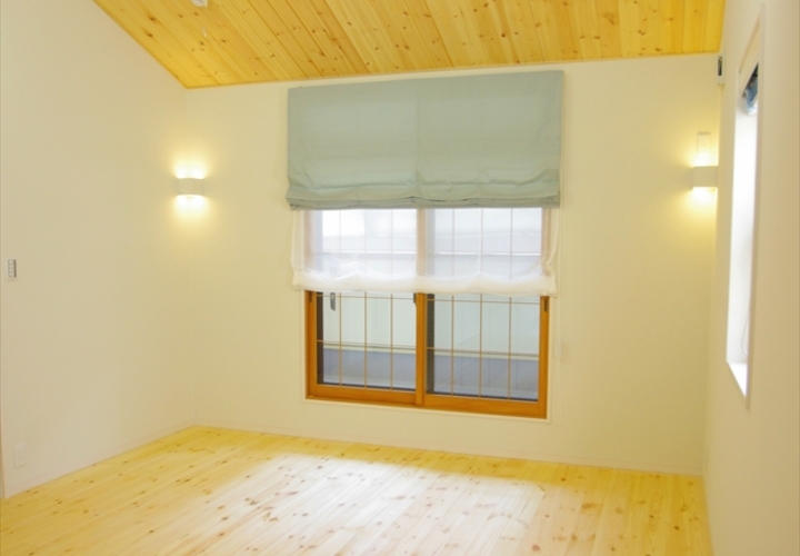 寝室　格子デザインの窓