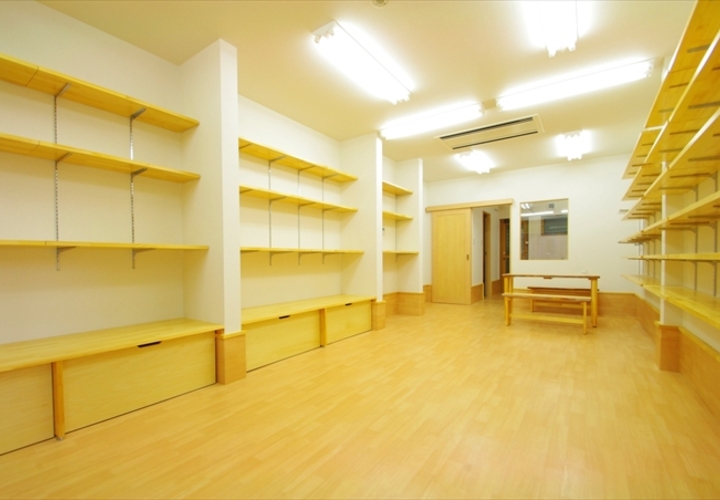 店舗　商品ディスプレイ用造作棚