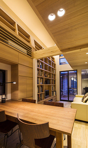 ライトコートと吹抜けにより狭小ながら広々とした印象のリビング・ダイニング